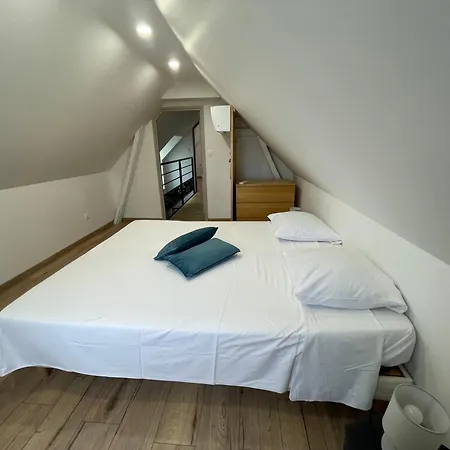 Pierre De Jade Neuille-Pont-Pierre