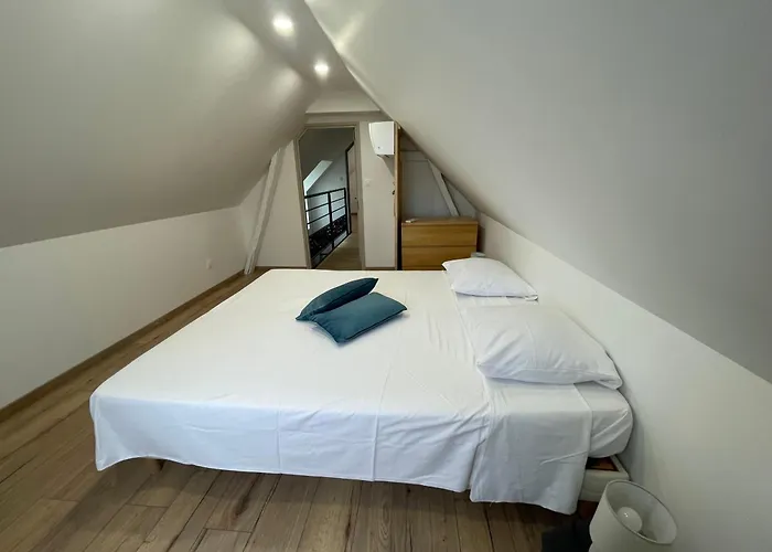 Pierre De Jade Neuille-Pont-Pierre