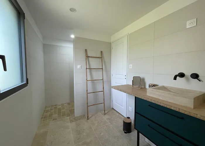 Pierre De Jade * Neuille-Pont-Pierre